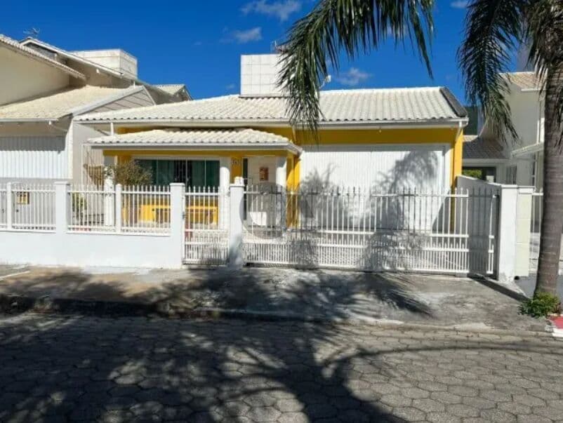 Foto de Casa 4 Dormitórios (1 Suíte Master) | 80 m do Mar | Área Gourmet Integrada | Praia de Fora – Palhoça/SC