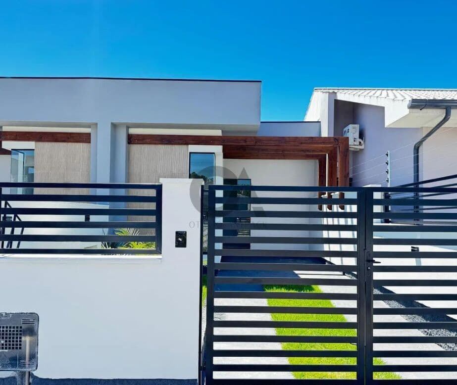 Foto de Casa 2 Dormitórios | Quintal nos Fundos | Espera para Ar-Condicionado | Forquilhas – São José/SC