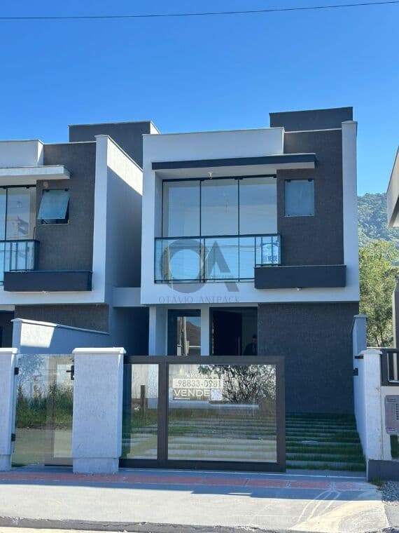 Foto de Sobrado 3 Dormitórios (1 Suíte + 2 Demi-suítes) | Projeto Moderno | Corredor Lateral Privativo | Forquilhas – São José/SC
