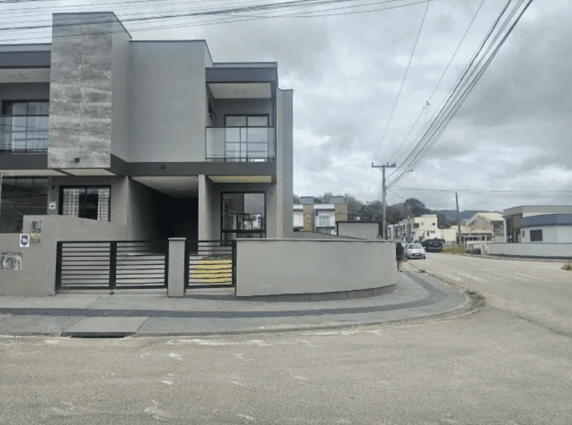 Foto de Sobrado 2 suítes | Pátio 80 m² | Frente norte | Bela Vista – Palhoça/SC
