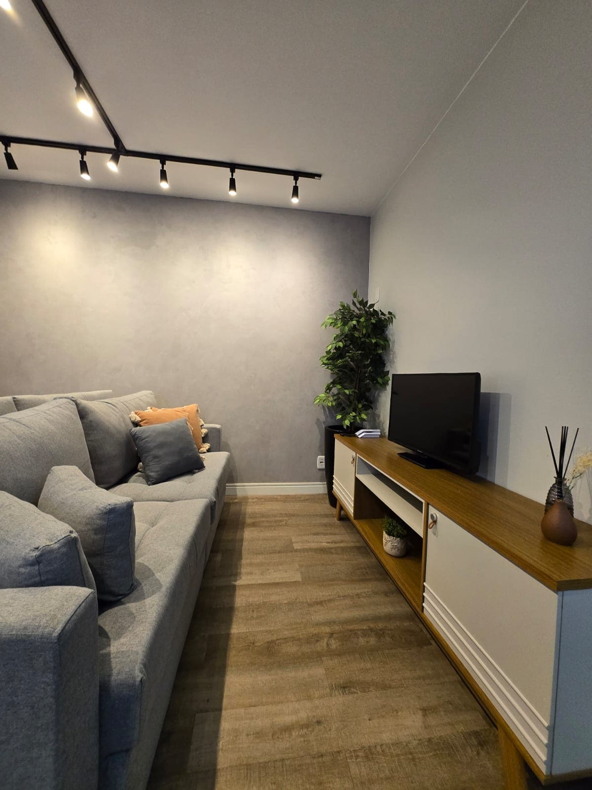 Foto de Apartamento 2 Dormitórios | Recém Reformado | Móveis Planejados | Aririu -Palhoça/SC